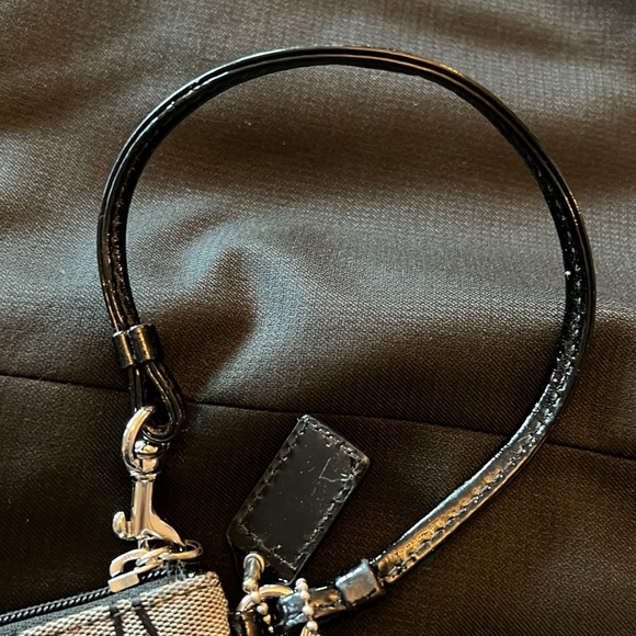 Coach classic signature canvas wristlet EUC - Picture 5 of 13